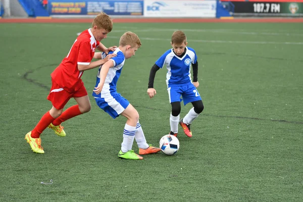 Orenburg, Rússia - 28 de maio de 2017 ano: Os meninos jogam futebol — Fotografia de Stock