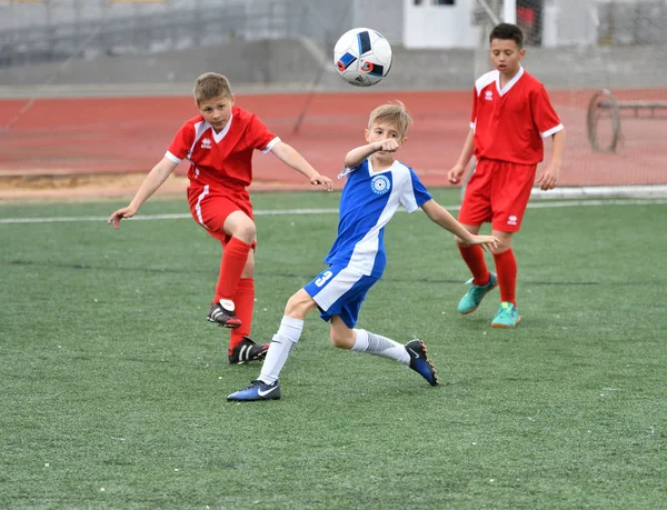 Orenburg, Rusia - 28 Mei 2017: Anak laki-laki bermain sepak bola — Stok Foto