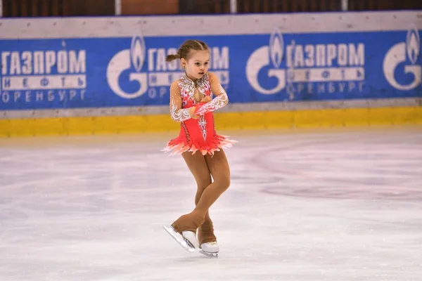 Orenburg, Oroszország - 2017. március 25. év: lányok versenyeznek műkorcsolya — Stock Fotó