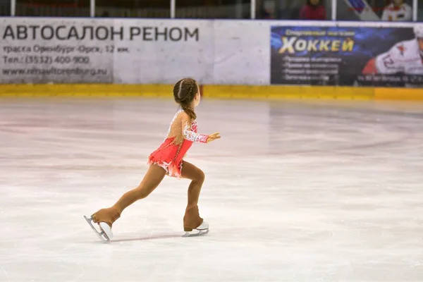 Orenburg, Rusia - 25 martie 2017 an: Fetele concurează în patinaj figurat — Fotografie, imagine de stoc