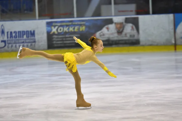 Orenburg, Oroszország - 2017. március 25. év: lányok versenyeznek műkorcsolya — Stock Fotó