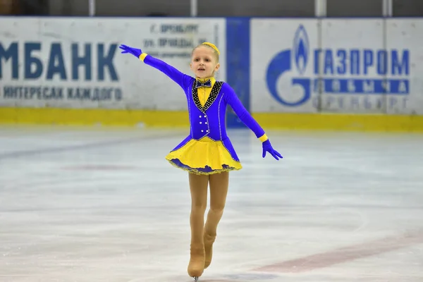 Orenburg, Rússia - 25 de março de 2017 ano: As meninas competem na patinação artística — Fotografia de Stock