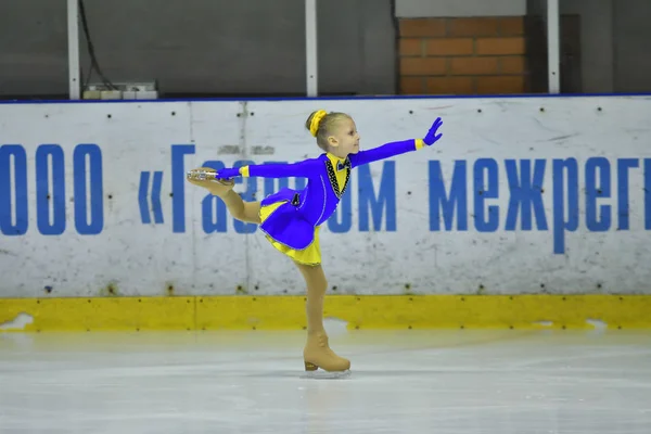 Orenburg, Rusia - 25 de marzo de 2017 año: Las niñas compiten en patinaje artístico — Foto de Stock