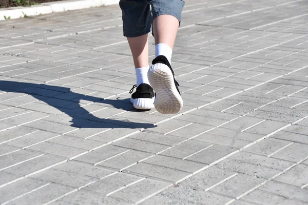 Πόδια δρομέας αγόρι σε πάνινα παπούτσια — Φωτογραφία Αρχείου