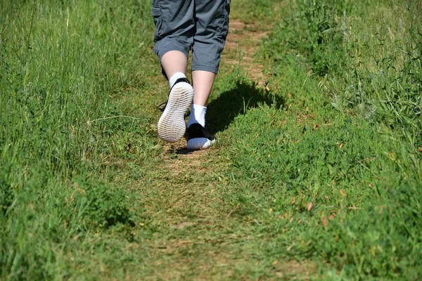 Ben löpare pojke i sneakers — Stockfoto