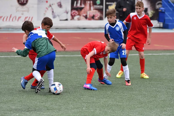 Orenburg, Ryssland - maj 28, 2017 år: pojkarna spela fotboll — Stockfoto