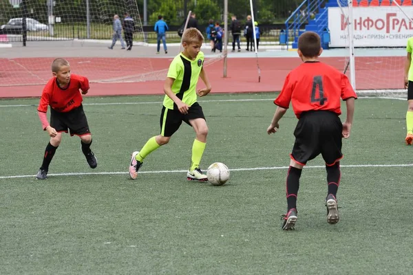 Orenburg, Russia - 28 maggio 2017 anno: I ragazzi giocano a calcio — Foto Stock