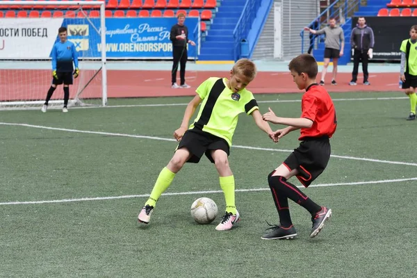 Όρεμπουργκ, Ρωσία - στις 28 Μαΐου 2017 έτος: τα αγόρια παίζουν ποδόσφαιρο — Φωτογραφία Αρχείου