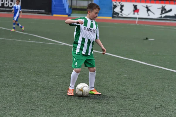 Orenburg, Rusland - mei 28, 2017 jaar: de jongens voetballen — Stockfoto