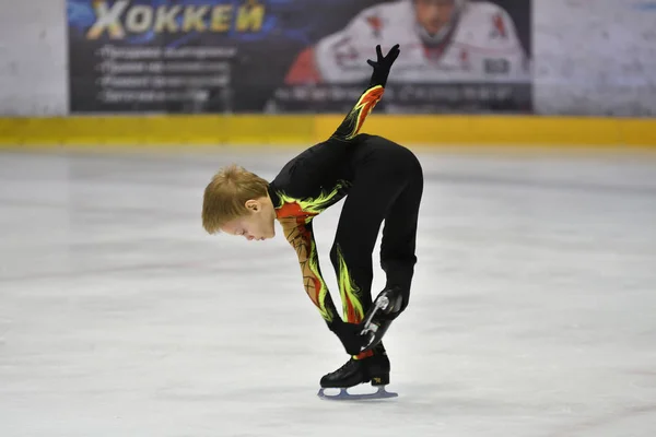 Orenburg, Rusko - 25 března 2017 rok: chlapce soutěžit v krasobruslení — Stock fotografie