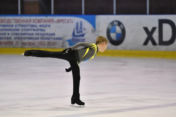 Orenburg, Rusia - 25 de marzo de 2017 año: Niño compite en patinaje artístico —  Fotos de Stock