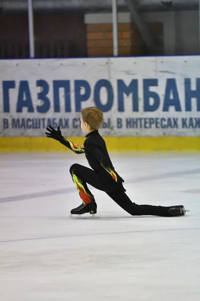 Orenburg, Rusia - 25 de marzo de 2017 año: Niño compite en patinaje artístico — Foto de Stock