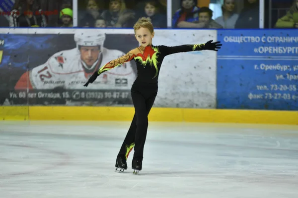 Orenburg, Rússia - 25 de março de 2017 ano: Menino competir na patinação artística — Fotografia de Stock