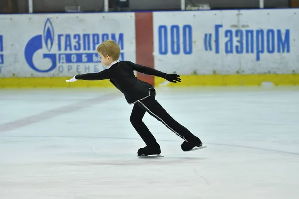 Orenburg, Rusia - 25 de marzo de 2017 año: Niño compite en patinaje artístico —  Fotos de Stock