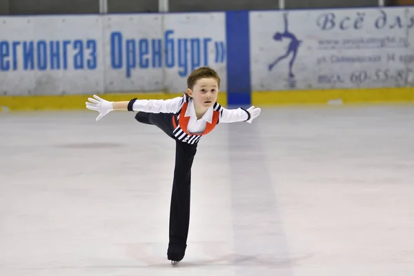 Orenburg, Oroszország - 2017. március 25. év: fiú versenyezni műkorcsolya — Stock Fotó