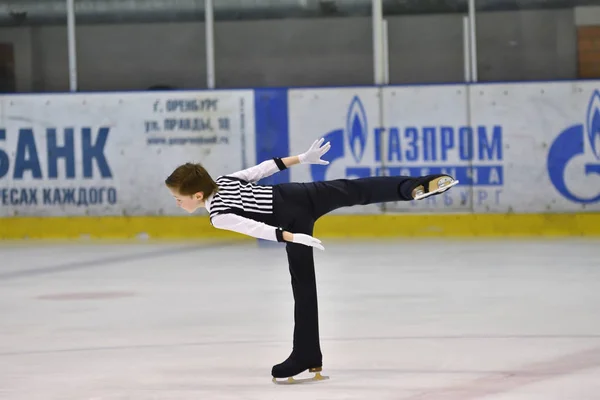 Orenburg, Rússia - 25 de março de 2017 ano: Menino competir na patinação artística — Fotografia de Stock