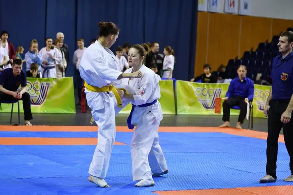 Orenburg, Russie - 5 mars 2017 année : Les filles concourent au karaté — Photo