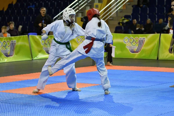 Orenburg, Rusia - 5 de marzo de 2017 año: Las niñas compiten en karate —  Fotos de Stock