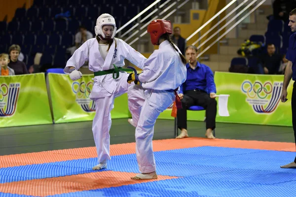 Orenburg, Russia - March 5, 2017 year: Girls compete in karate — Stock Photo, Image