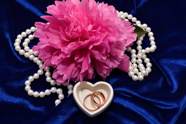 Dois anéis de casamento e flor de Peony . — Fotografia de Stock