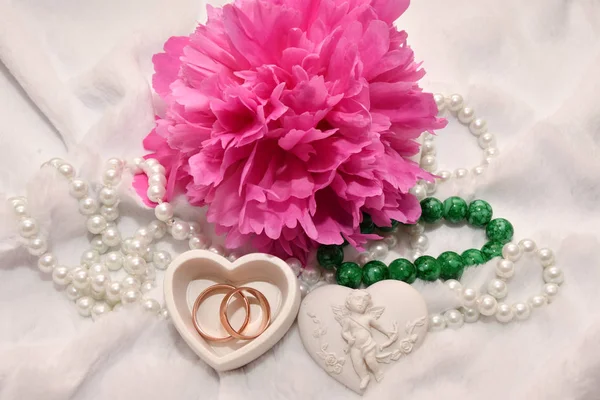 Dos anillos de boda y flor de Peonía . —  Fotos de Stock