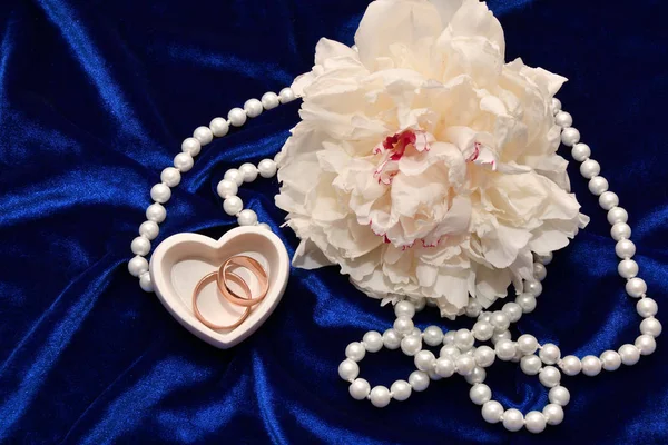 Dos anillos de boda y flor de Peonía . Imagen De Stock