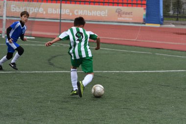 Orenburg, Rusya Federasyonu - 2017 yıl 28, Mayıs: çocuklar futbol oynamak