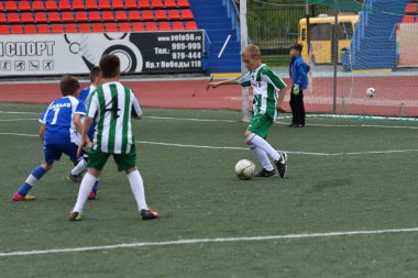 Orenburg, Rusya Federasyonu - 2017 yıl 28, Mayıs: çocuklar futbol oynamak