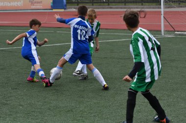 Orenburg, Rusya Federasyonu - 2017 yıl 28, Mayıs: çocuklar futbol oynamak
