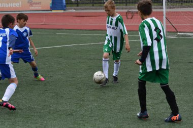 Orenburg, Rusya Federasyonu - 2017 yıl 28, Mayıs: çocuklar futbol oynamak