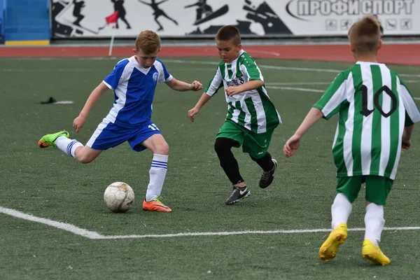 Orenburg, Rusia - 28 de mayo de 2017 año: Los chicos juegan al fútbol — Foto de Stock