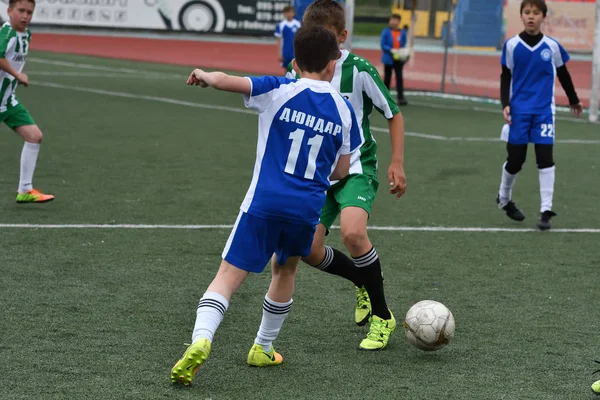 Orenburg, Rusia - 28 de mayo de 2017 año: Los chicos juegan al fútbol —  Fotos de Stock