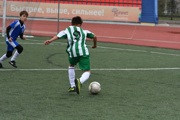 Orenburg, Russia - 28 maggio 2017 anno: I ragazzi giocano a calcio — Foto Stock