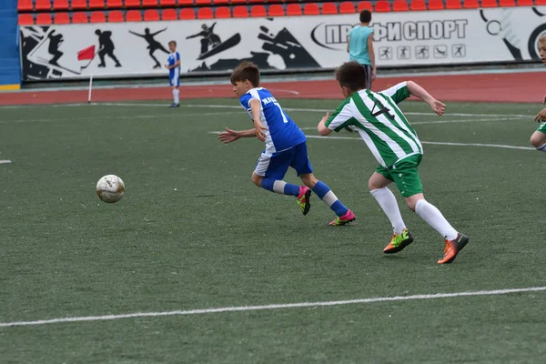 Orenburg, Rusia - 28 de mayo de 2017 año: Los chicos juegan al fútbol — Foto de Stock