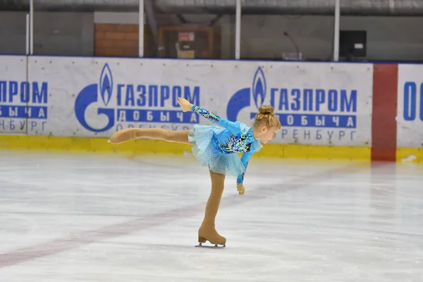 Orenburg, russland - 25. März 2017 Jahr: Mädchen messen sich im Eiskunstlauf — Stockfoto