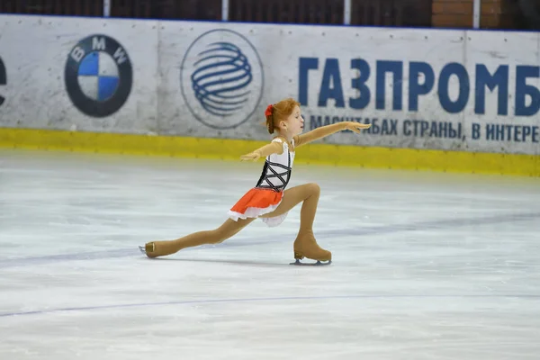 Orenburg, Rusia - 25 martie 2017 an: Fetele concurează în patinaj figurat — Fotografie, imagine de stoc