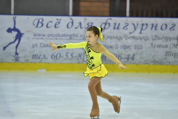 Оренбург, Росія - 25 березня 2017 року: дівчата змагаються в фігурне катання — стокове фото