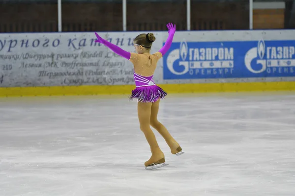 Orenburg, Russia - March 25, 2017 year: Girls compete in figure skating — Stock Photo, Image