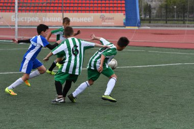 Orenburg, Rusya Federasyonu - 2017 yıl 28, Mayıs: çocuklar futbol oynamak
