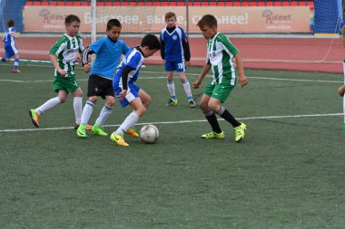 Orenburg, Rusya Federasyonu - 2017 yıl 28, Mayıs: çocuklar futbol oynamak