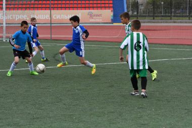 Orenburg, Rusya Federasyonu - 2017 yıl 28, Mayıs: çocuklar futbol oynamak