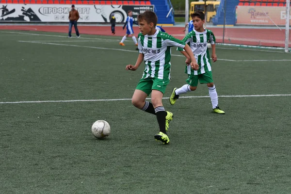 Orenburg, Rusia - 28 Mei 2017: Anak laki-laki bermain sepak bola — Stok Foto