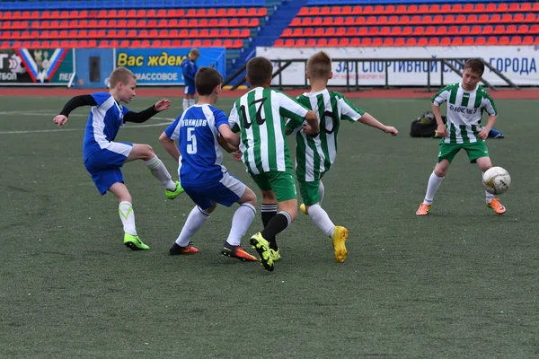 Orenburg, Rusia - 28 de mayo de 2017 año: Los chicos juegan al fútbol — Foto de Stock