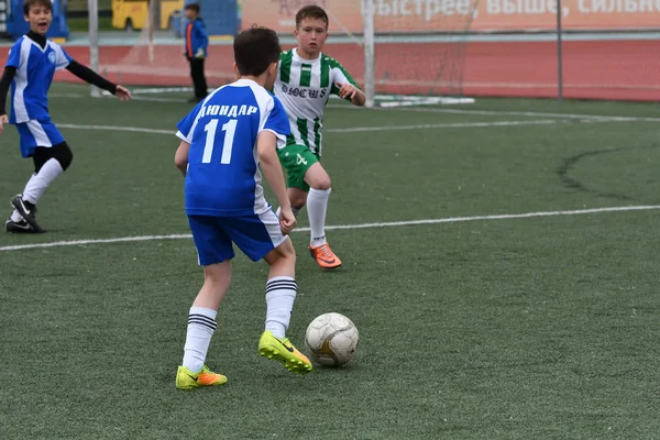 Orenburg, Russia - May 28, 2017 year: The boys play football — Stock Photo, Image