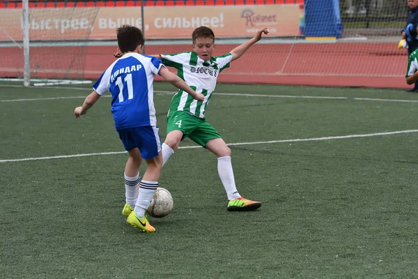 Orenburg, Rusia - 28 de mayo de 2017 año: Los chicos juegan al fútbol —  Fotos de Stock