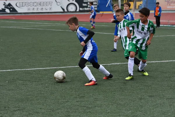 Orenburg, Rusia - 28 de mayo de 2017 año: Los chicos juegan al fútbol —  Fotos de Stock