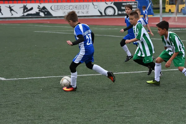 Orenburg, Rusia - 28 de mayo de 2017 año: Los chicos juegan al fútbol — Foto de Stock