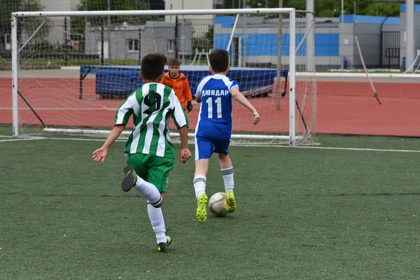 Orenburg, Rusia - 28 Mei 2017: Anak laki-laki bermain sepak bola — Stok Foto