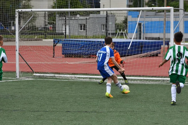 Orenburg, Russia - May 28, 2017 year: The boys play football — Stock Photo, Image