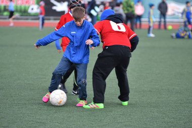 Orenburg, Rusya Federasyonu-Nisan 26, 2017 yıl: çocuklar futbol oynamak